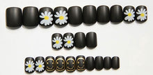 Load image into Gallery viewer, Daisy on Black Short Artificial Nail Kit
