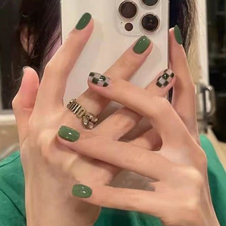 Nailamour Green & White Checkered Artificial Nail Kit - 24pcs